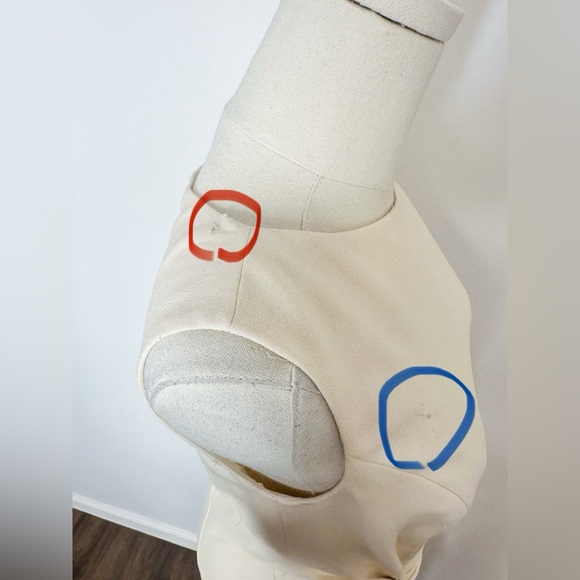 CH CAROLINA HERRERA
Bateau Neckline Knee-Length Dress - Picture 15 of 16